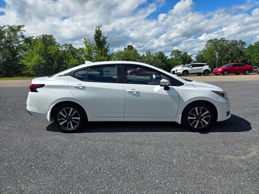 2025 Nissan Versa 1.6 SV photo 2