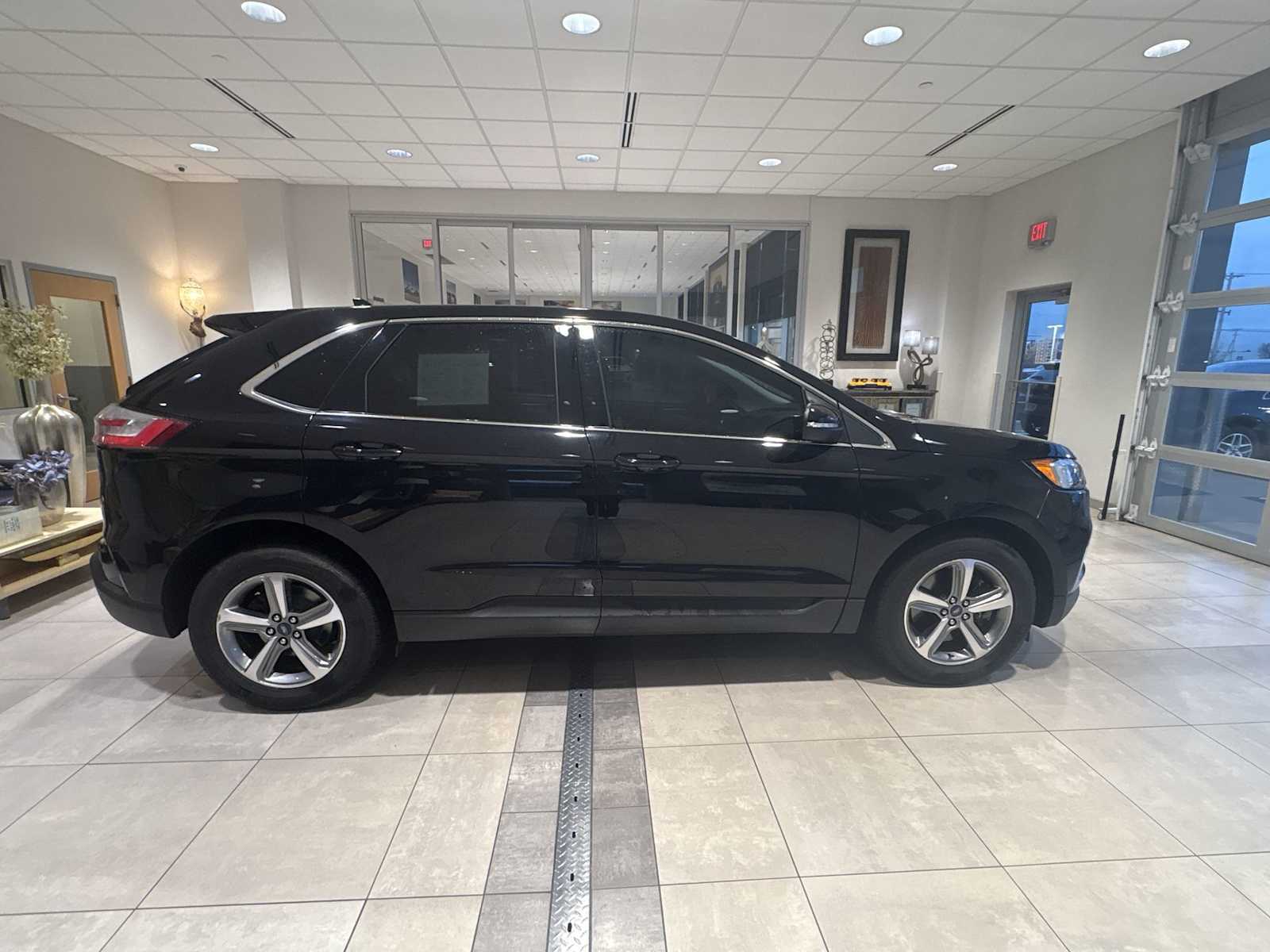 2020 Ford Edge SEL photo 2