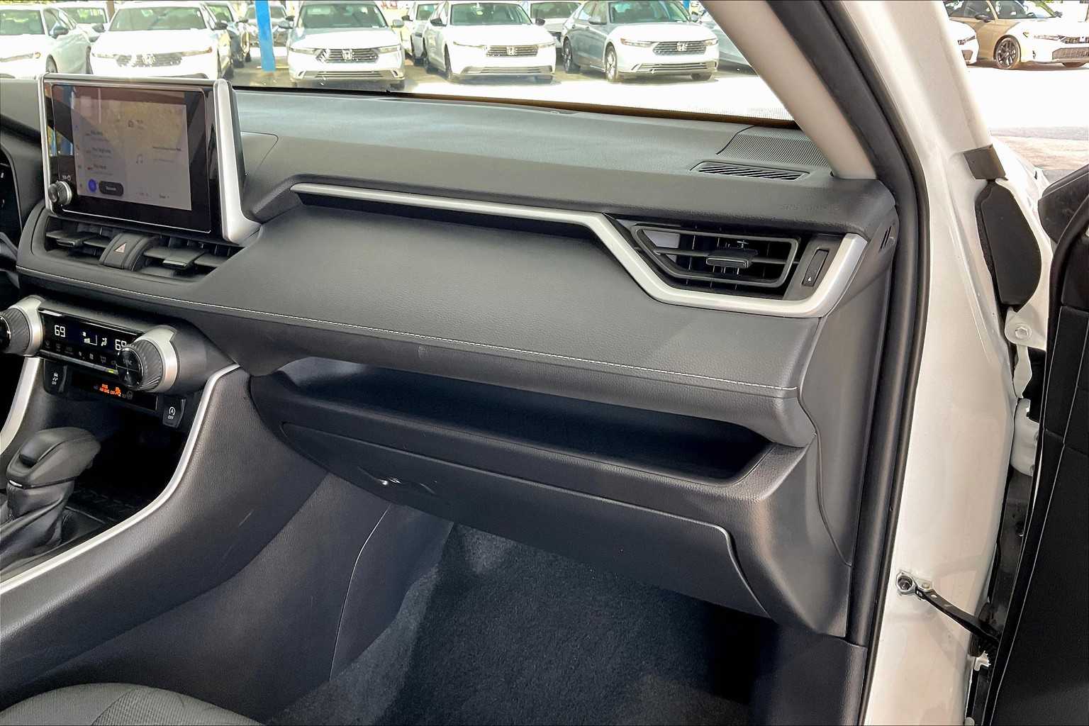2024 Toyota RAV4 XLE photo 17
