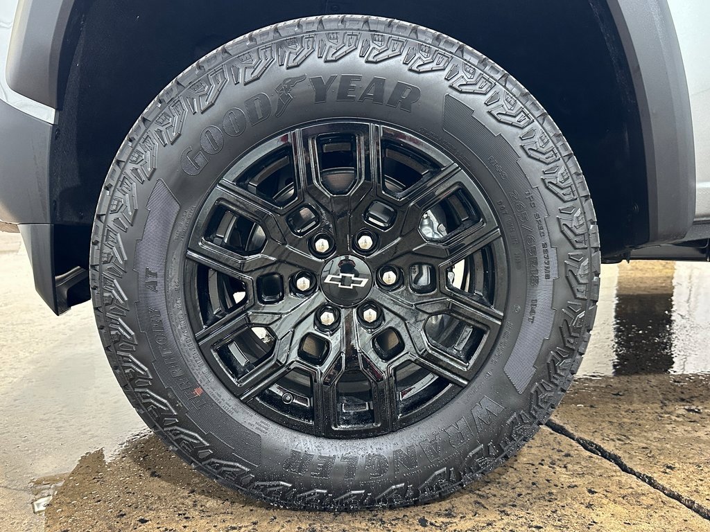 2026 Chevrolet Colorado Trail Boss photo 2