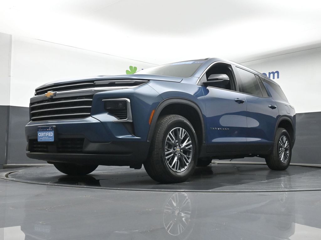 2025 Chevrolet Traverse photo 3