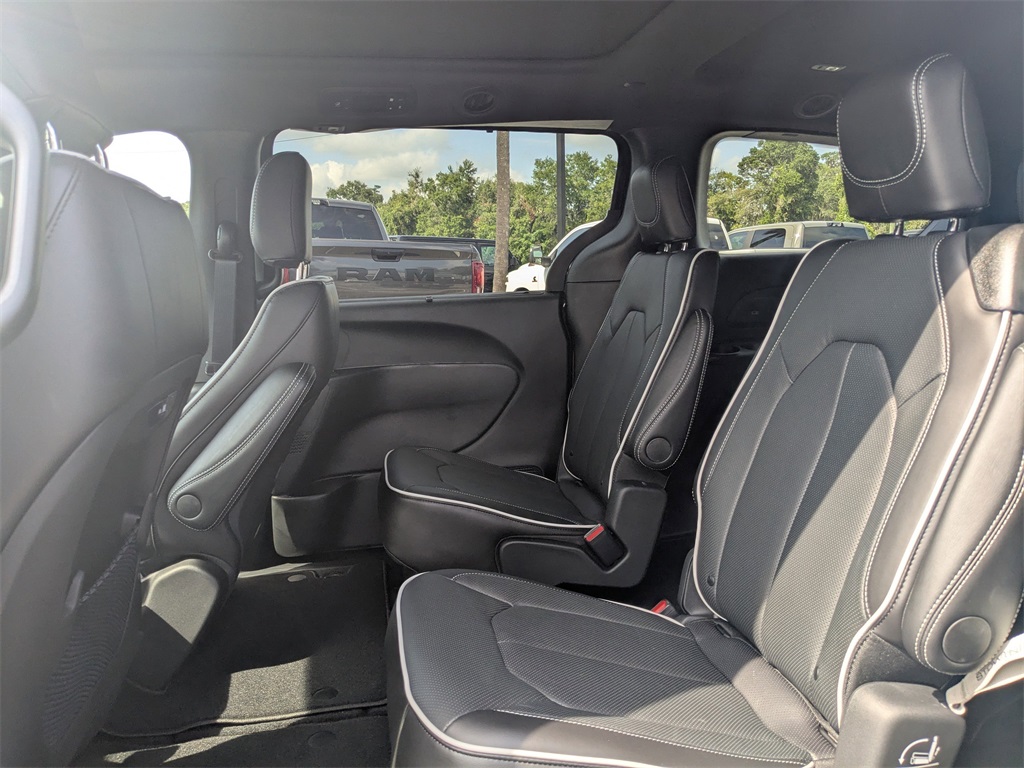 2026 Chrysler Pacifica Limited photo 11