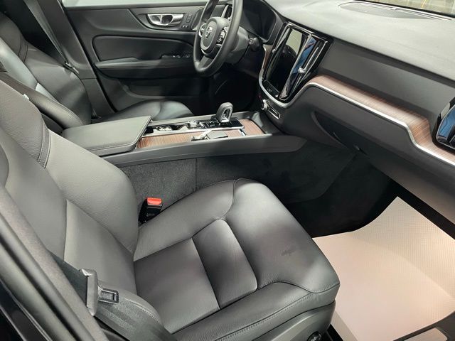 2023 Volvo V60 Cross Country B5 Plus photo 9