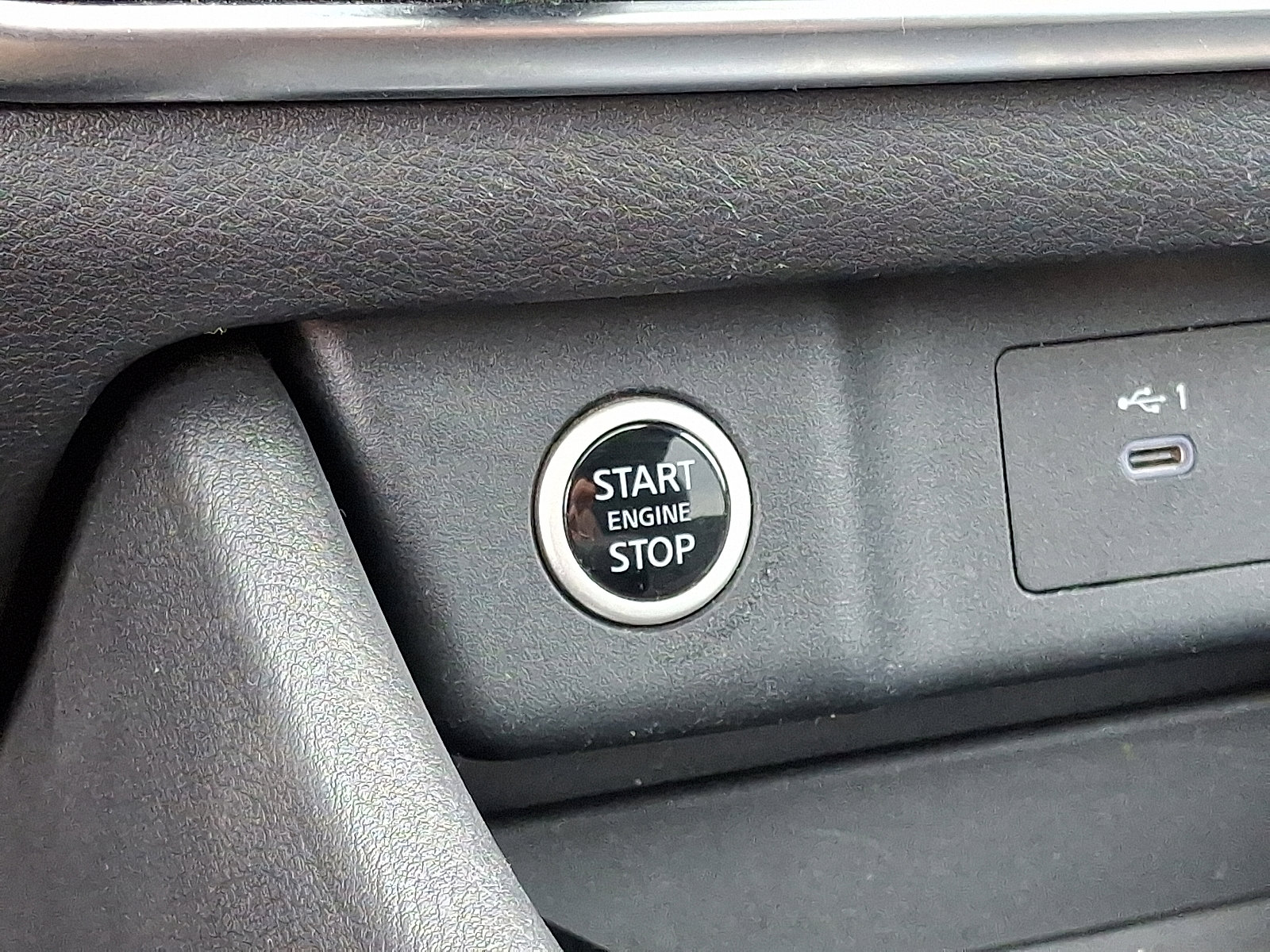 2022 Nissan Rogue SV photo 22