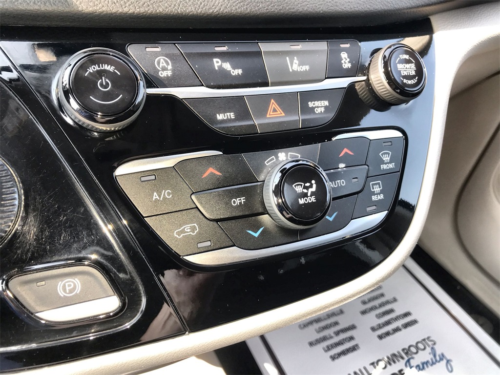 2023 Chrysler Pacifica Touring L photo 17