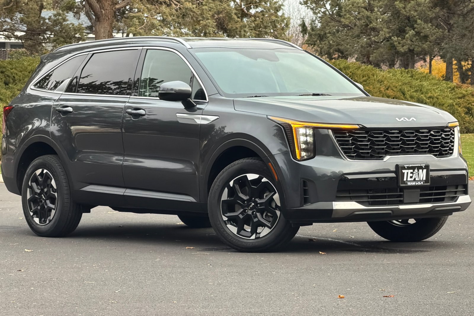 2024 Kia Sorento S photo 2