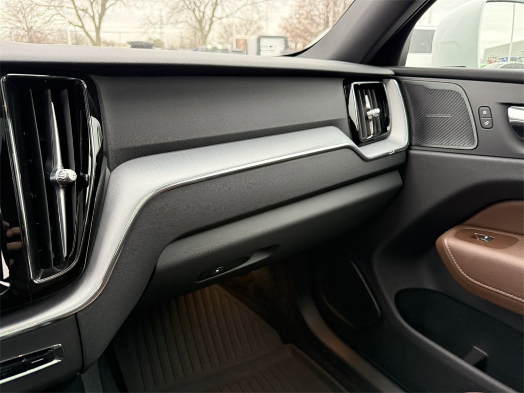 2020 VOLVO XC60 - Image 25