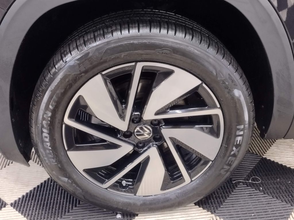 2025 Volkswagen Atlas SEL photo 3