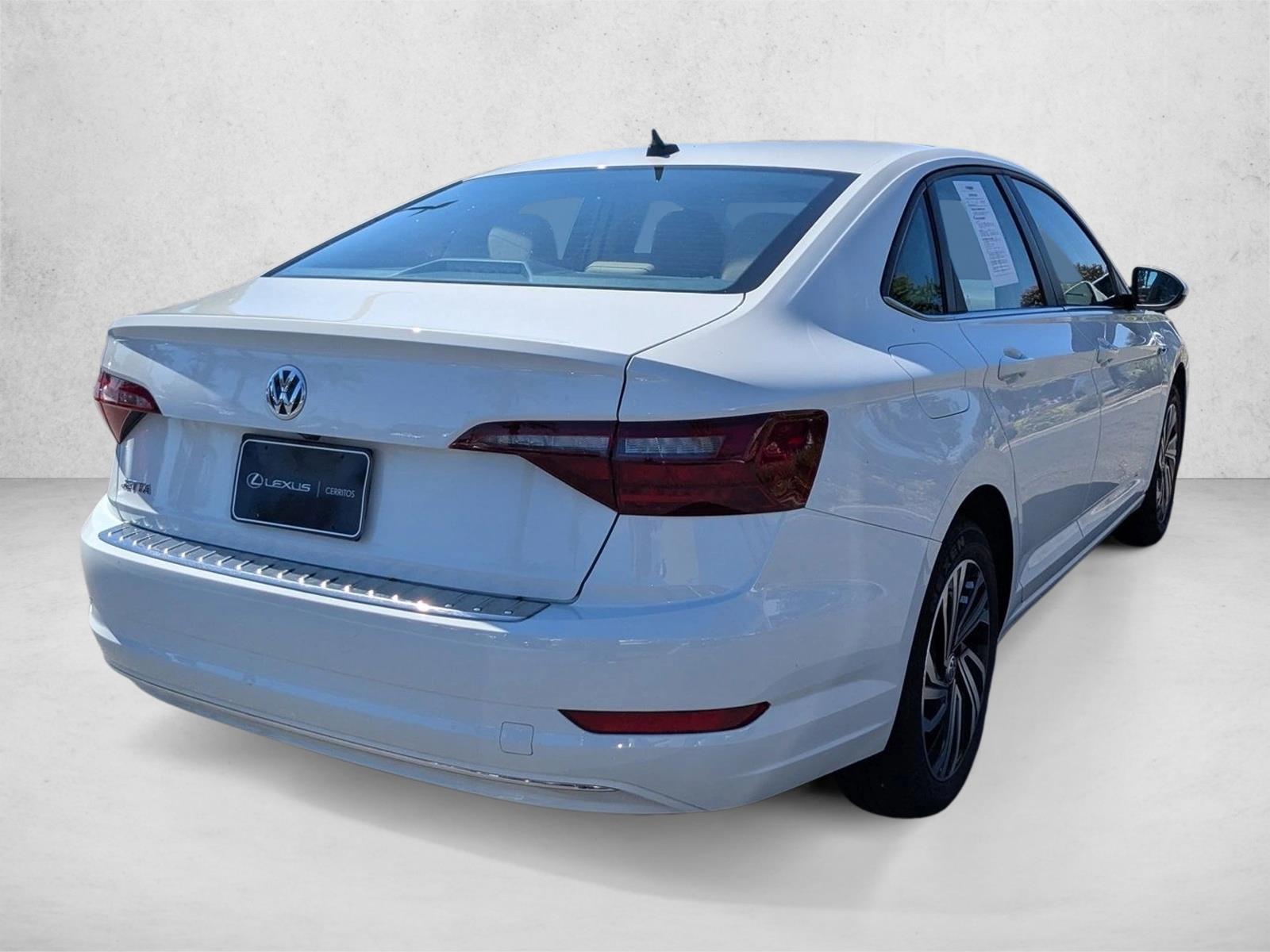 2021 Volkswagen Jetta SEL photo 2