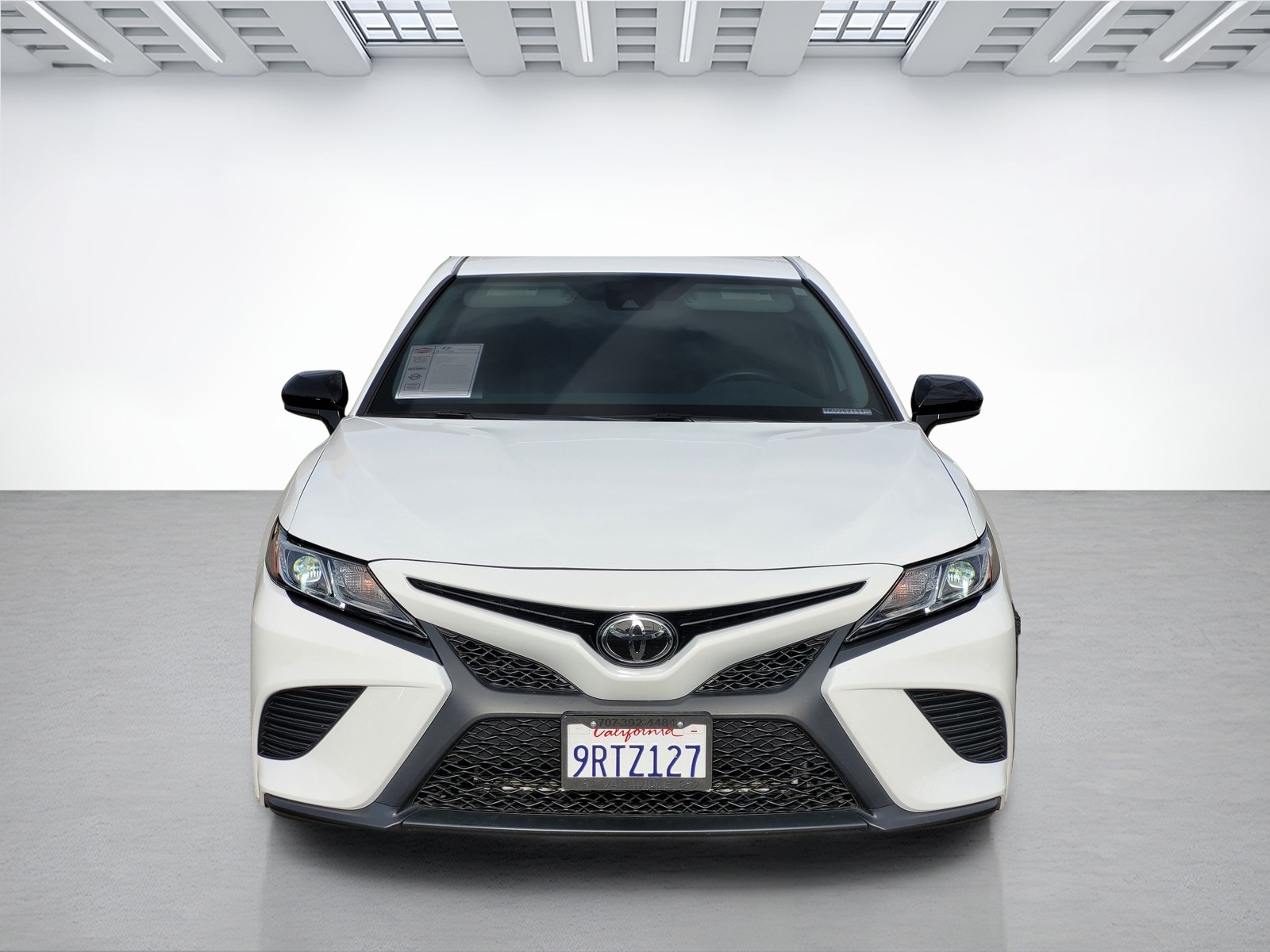 2019 Toyota Camry SE photo 2