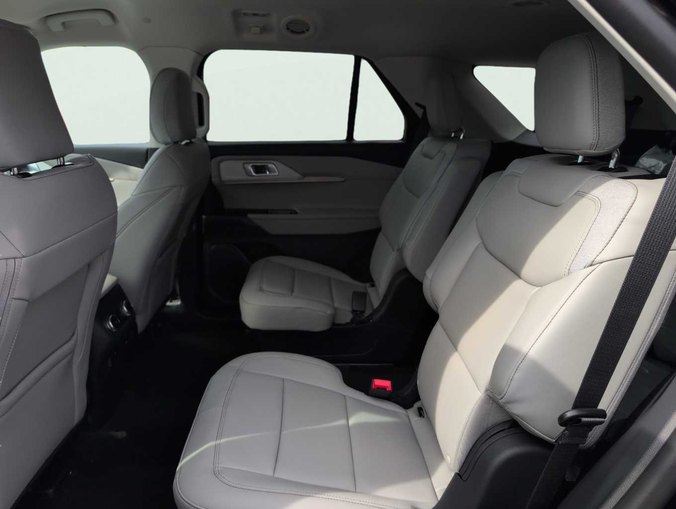 2025 Ford Explorer photo 3