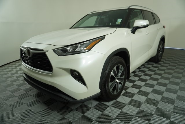 2020 Toyota Highlander XLE photo 3