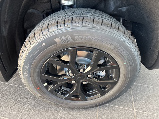 2025 Jeep Grand Cherokee Altitude photo 3
