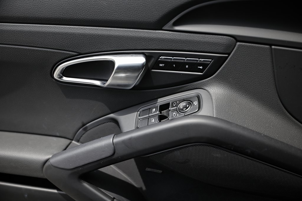2025 Porsche Cayman Base photo 10