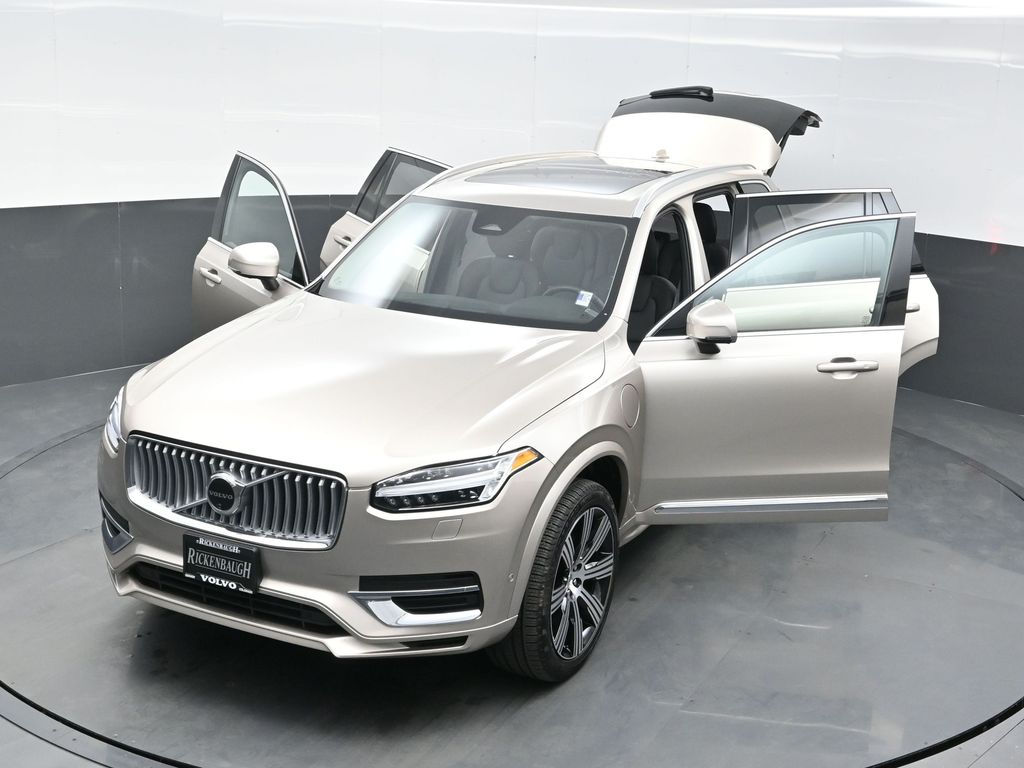 2025 Volvo XC90 T8 Plus photo 32