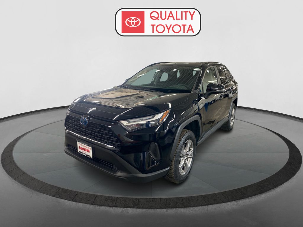 2024 Toyota RAV4 XLE's photo