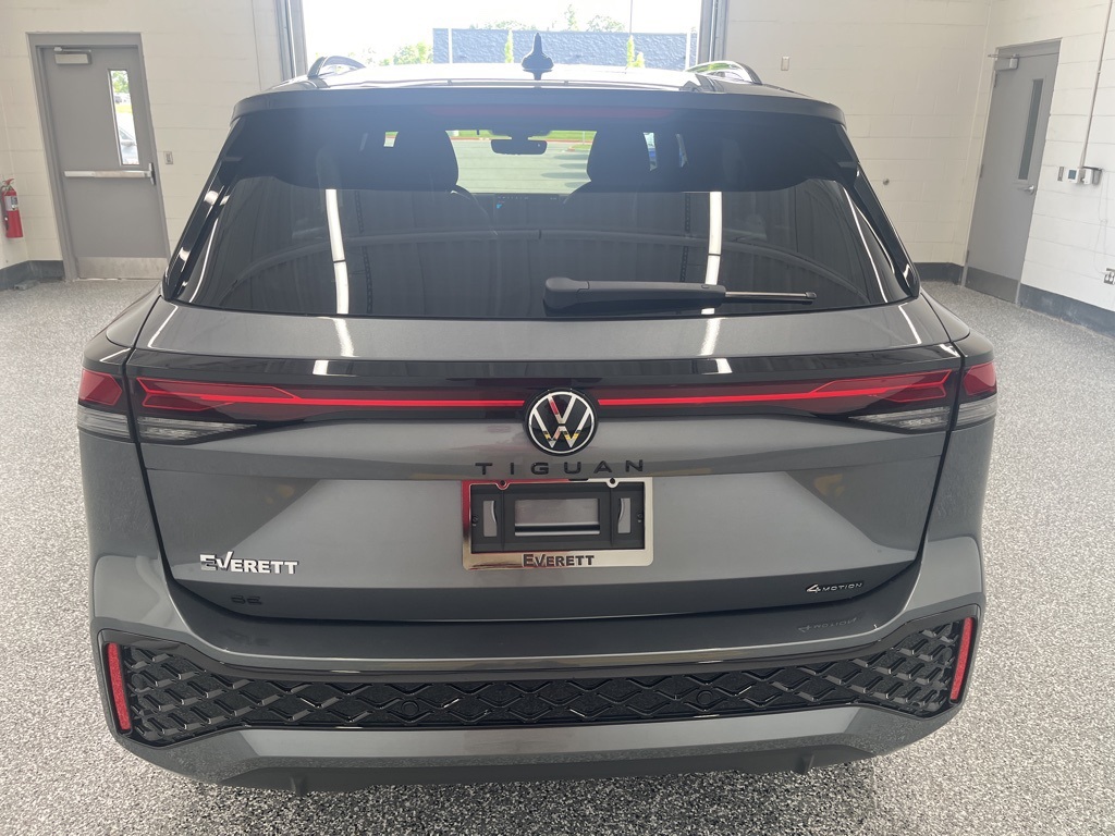 2025 Volkswagen Tiguan SE R-Line Black photo 4