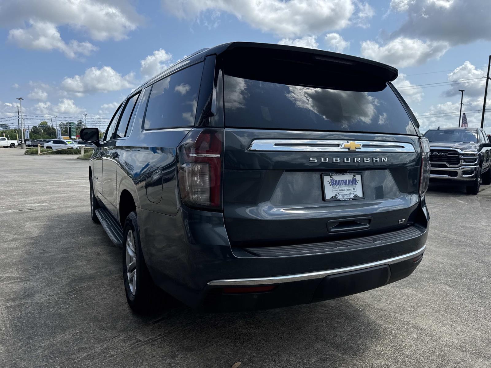 2021 Chevrolet Suburban LT photo 2