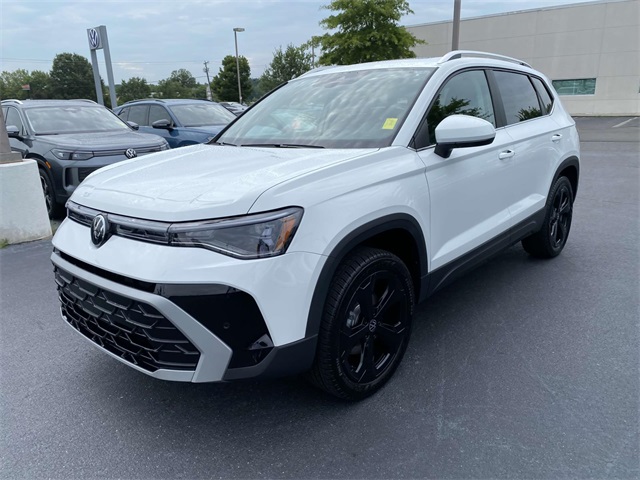 2025 Volkswagen Taos SEL photo 2