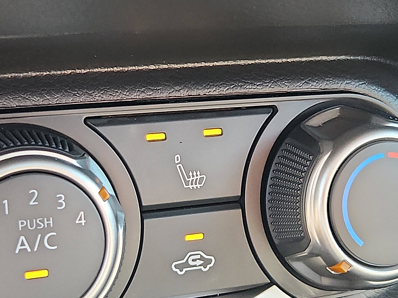 2025 Nissan Kicks SV photo 14