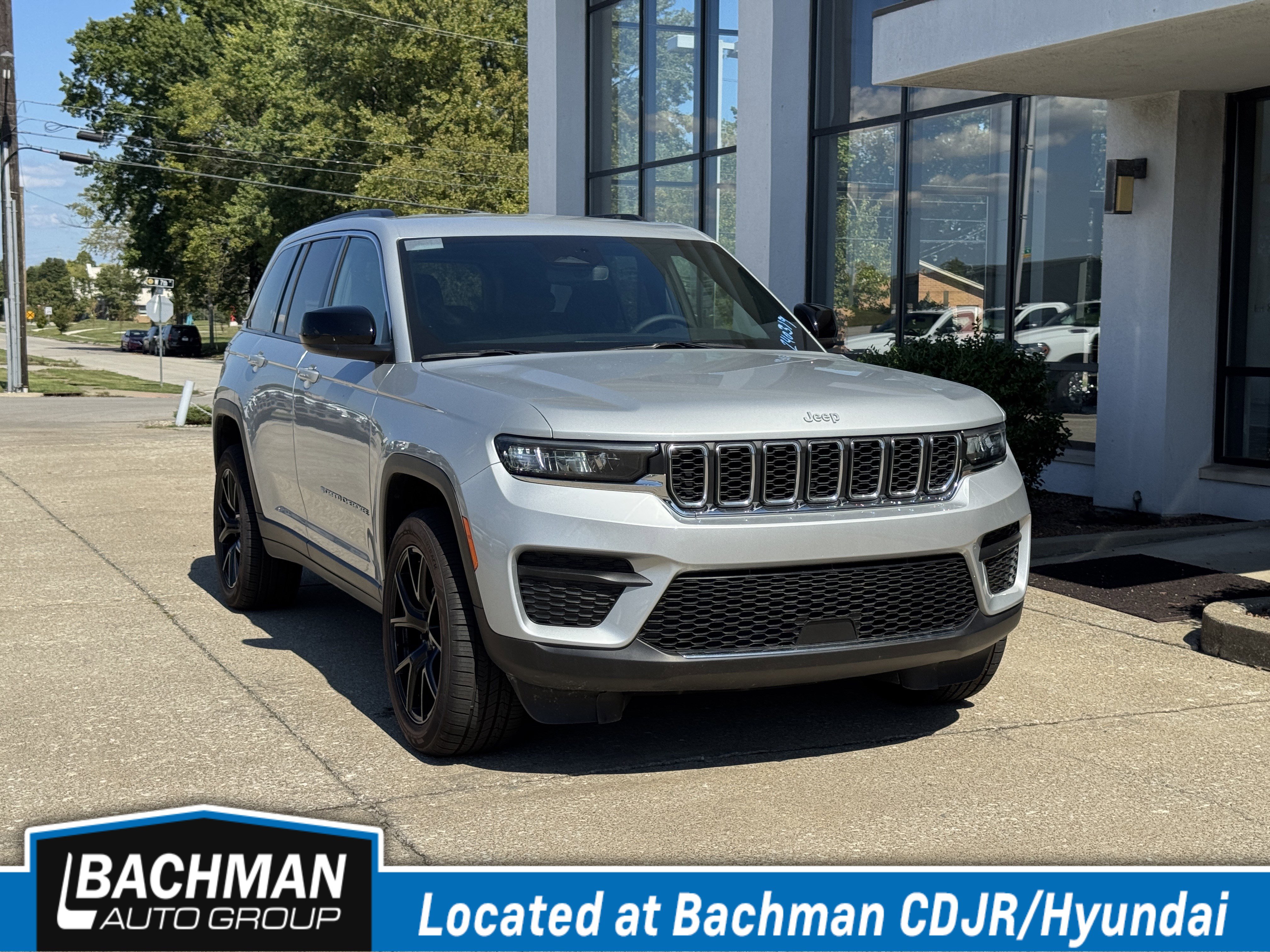 2024 Jeep Grand Cherokee Laredo's photo