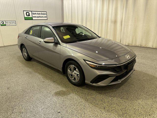 2025 Hyundai Elantra SE photo 2