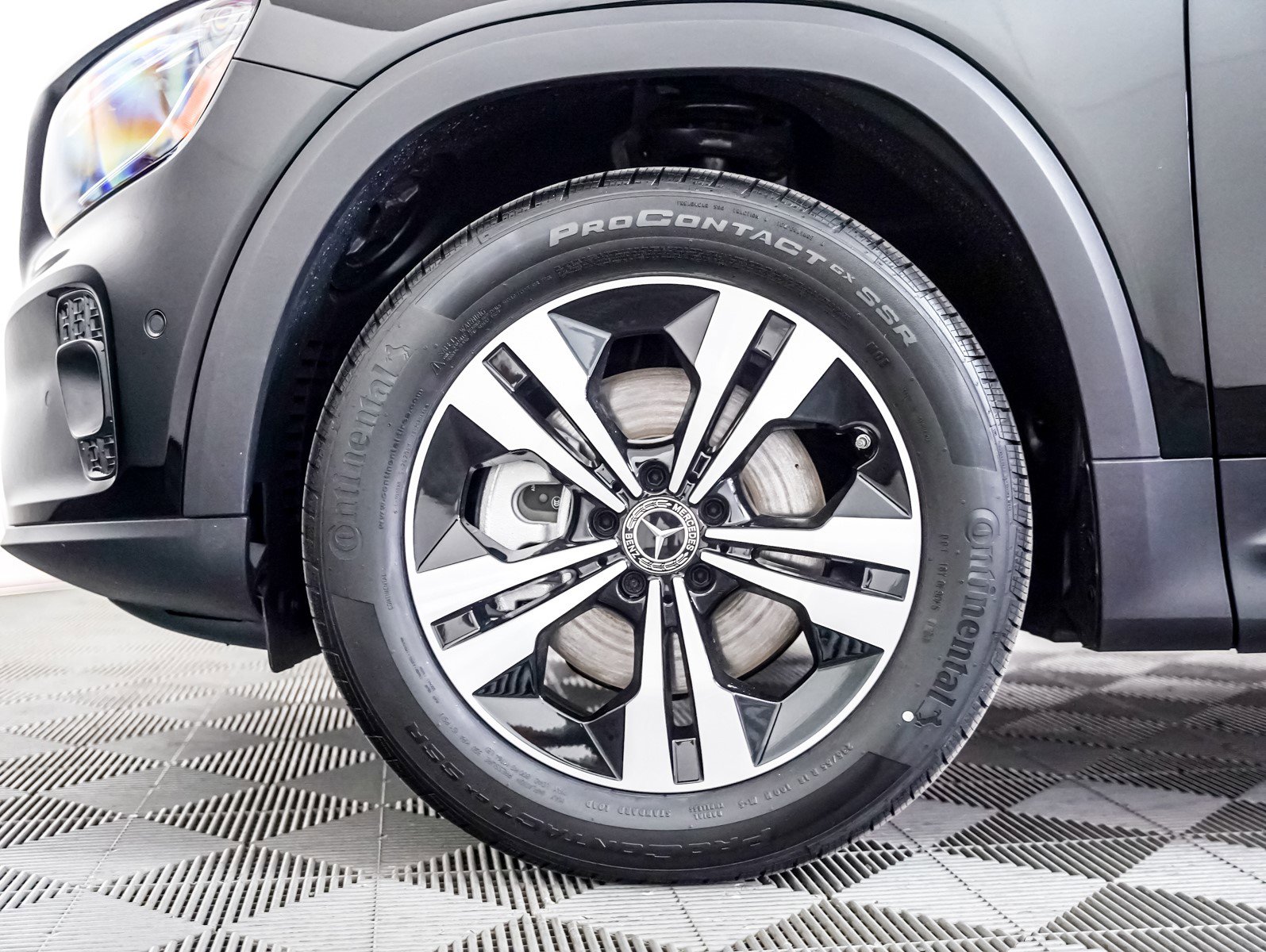 2025 Mercedes Benz GLB 250 photo 4