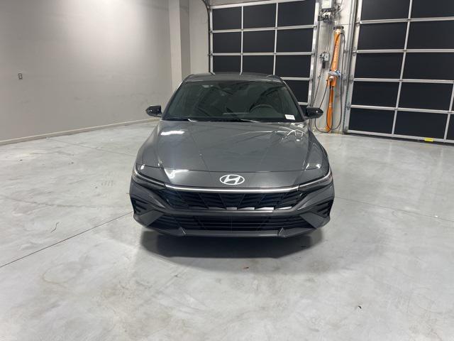 2025 Hyundai Elantra SEL Sport photo 2