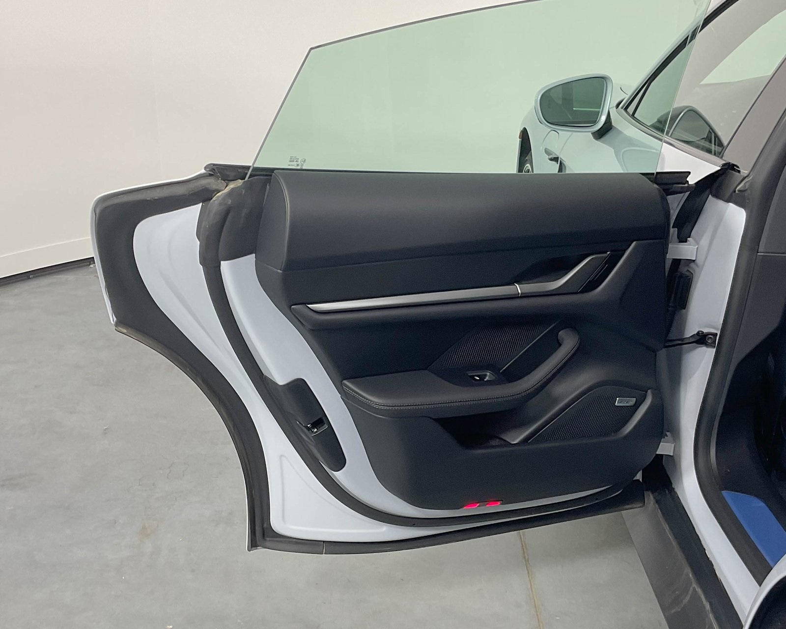 2025 Porsche Taycan photo 26