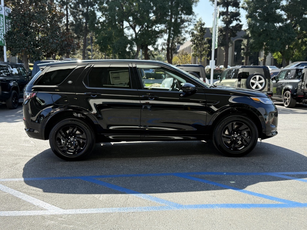 2025 Land Rover Discovery Sport S photo 4
