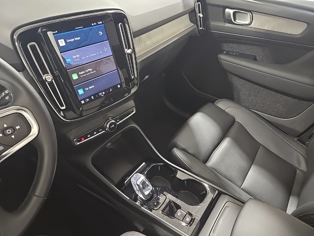 2025 Volvo XC40 Plus photo 10