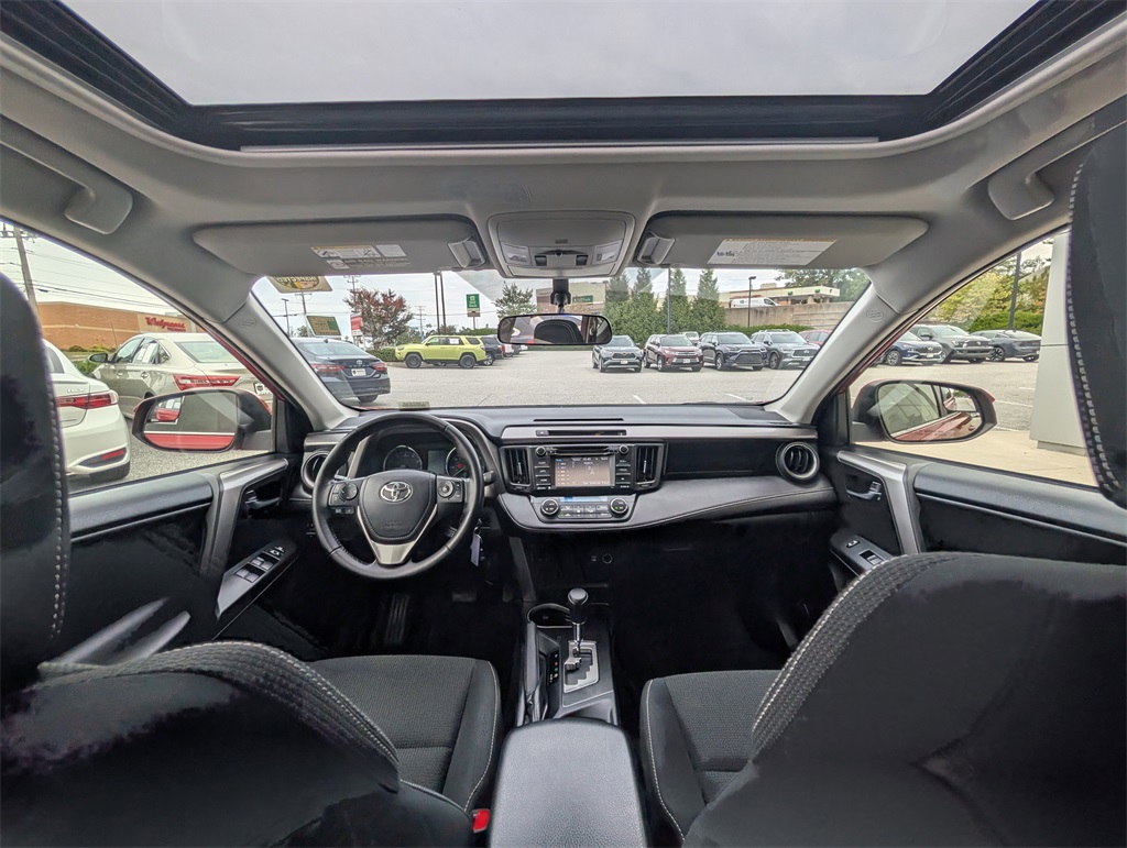 2016 Toyota RAV4 XLE photo 7