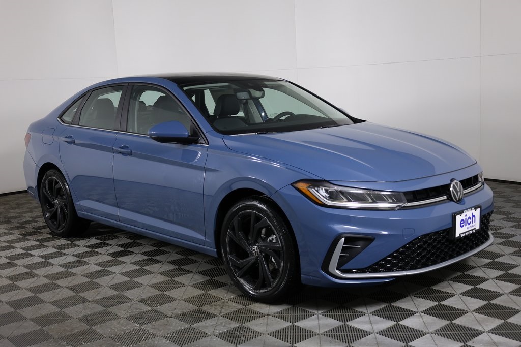 2025 Volkswagen Jetta SE's photo