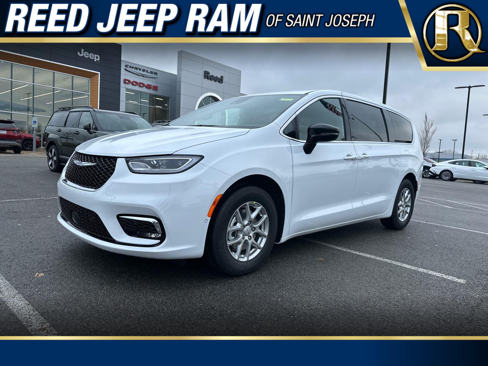 2026 Chrysler Pacifica Select's photo