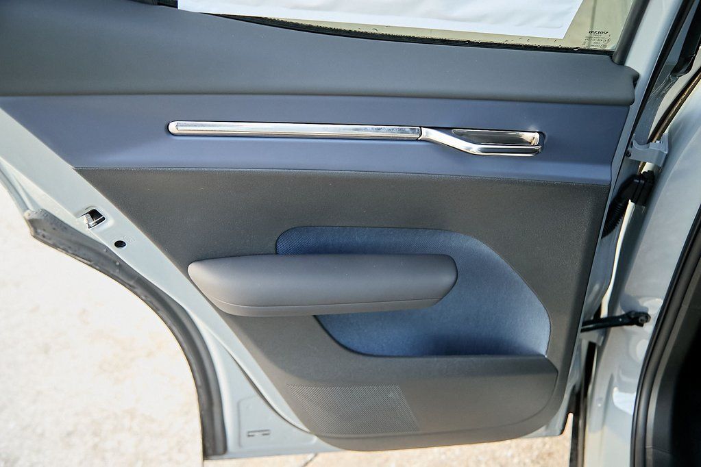 2026 VOLVO EX30 - Image 15