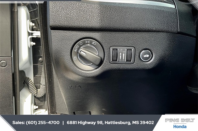 2022 Chrysler 300 Touring photo 21