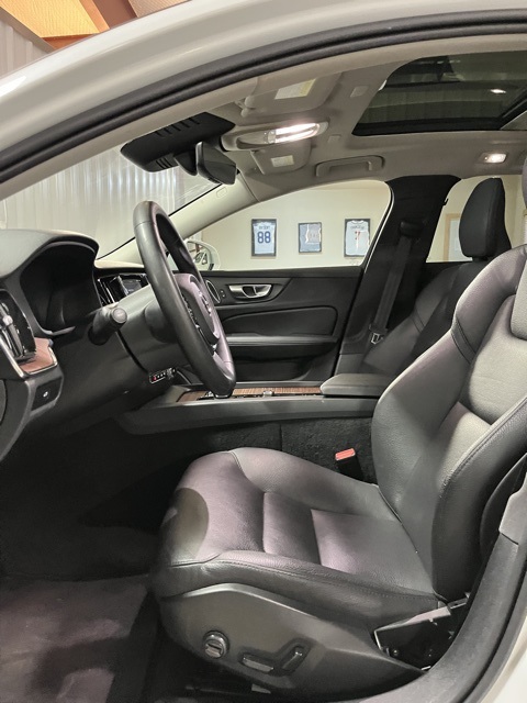 2024 Volvo V60 Cross Country B5 Plus photo 8