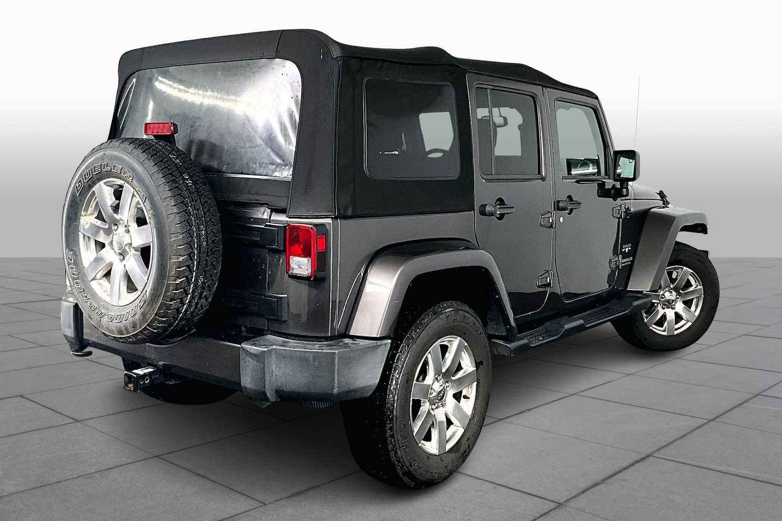 2016 Jeep Wrangler Unlimited Sahara photo 11