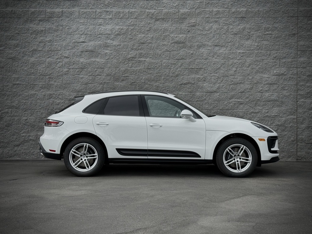 2025 Porsche Macan T photo 11