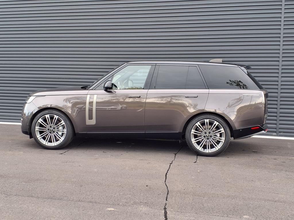 2023 Land Rover Range Rover SE photo 2