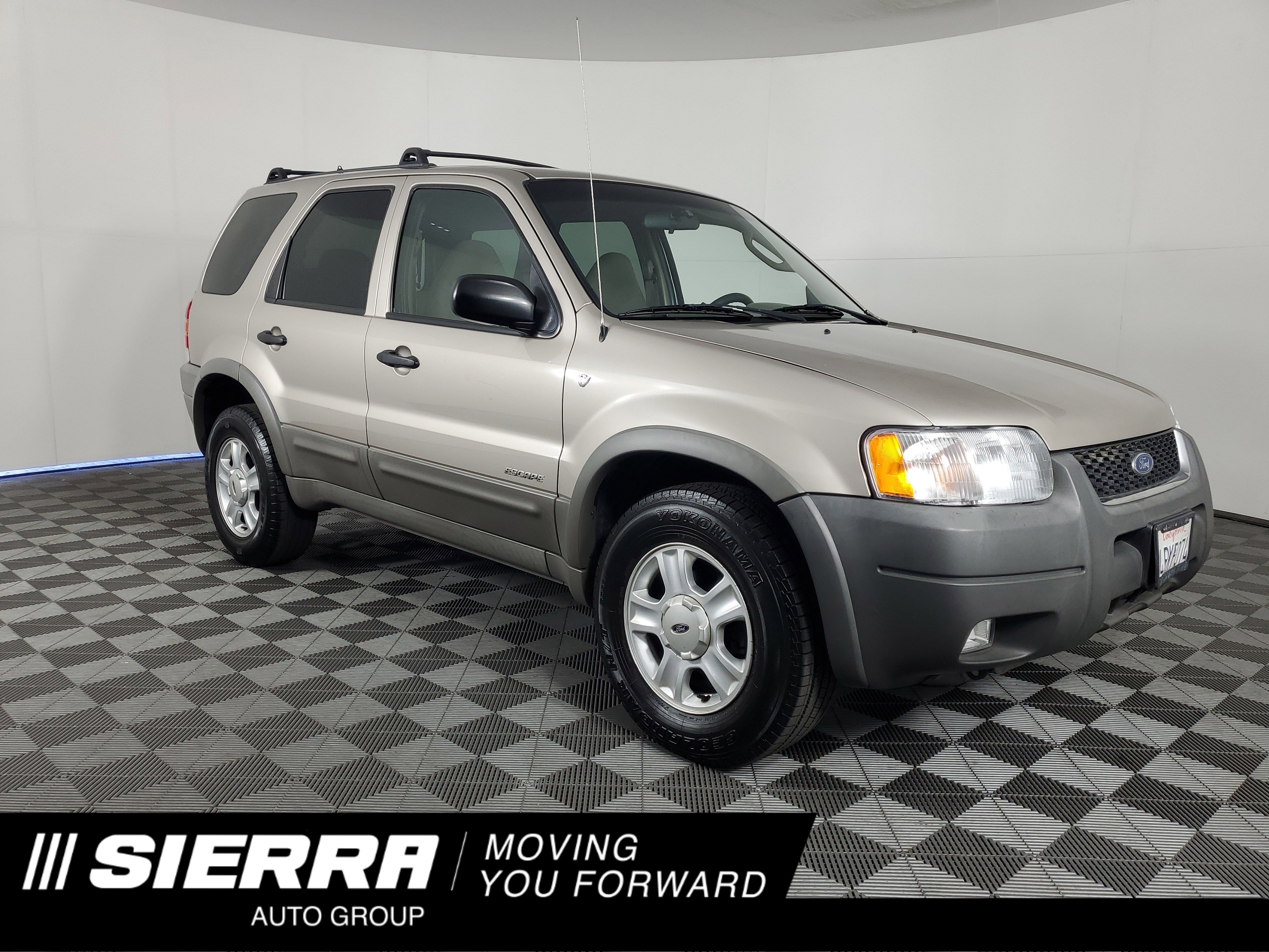 Used 2001 Light Parchment Gold Clearcoat Metallic Ford XLT image 1
