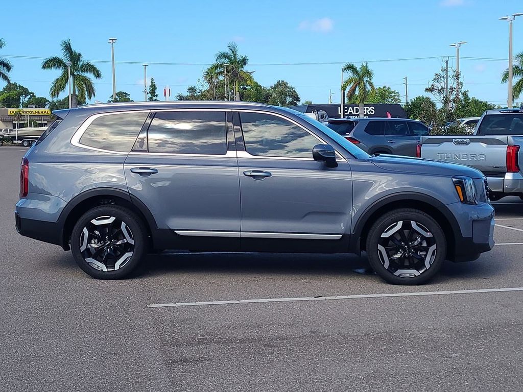 2025 Kia Telluride S photo 3