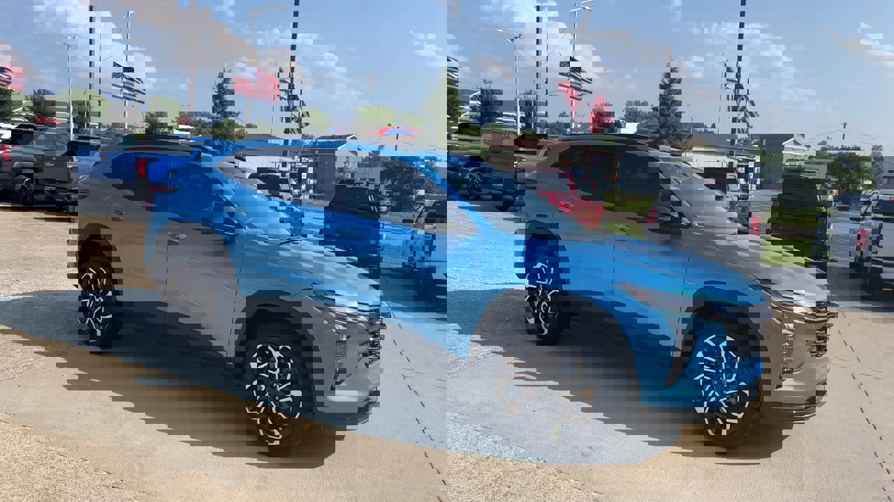 2025 Chevrolet Trax photo 2