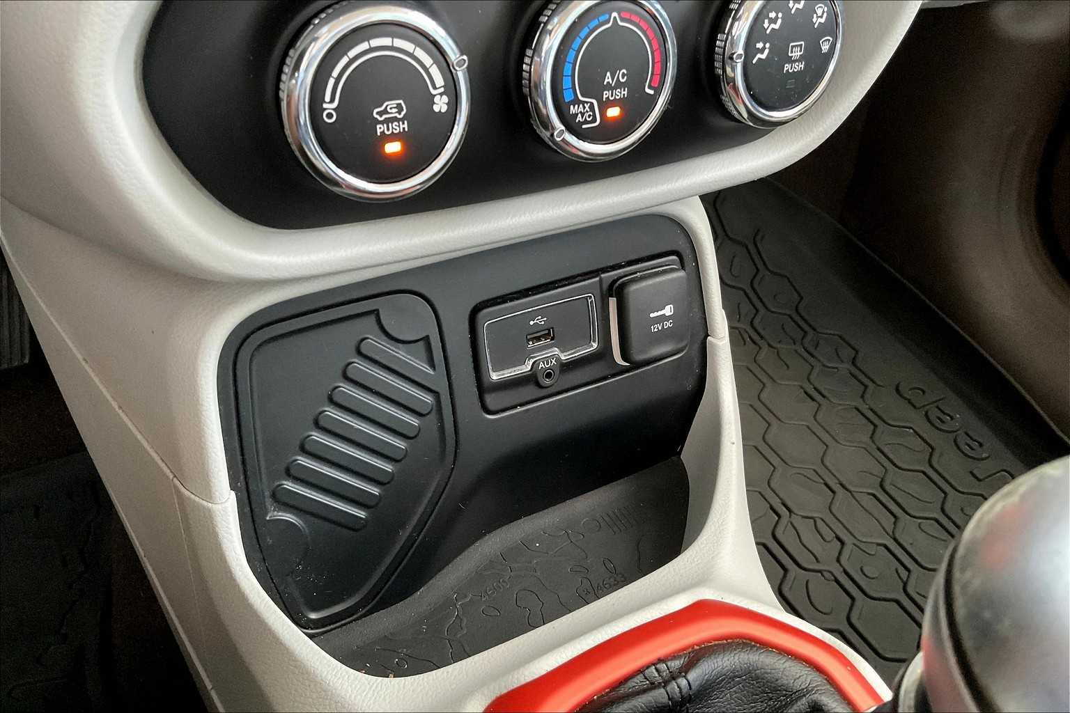 2015 Jeep Renegade Latitude photo 30