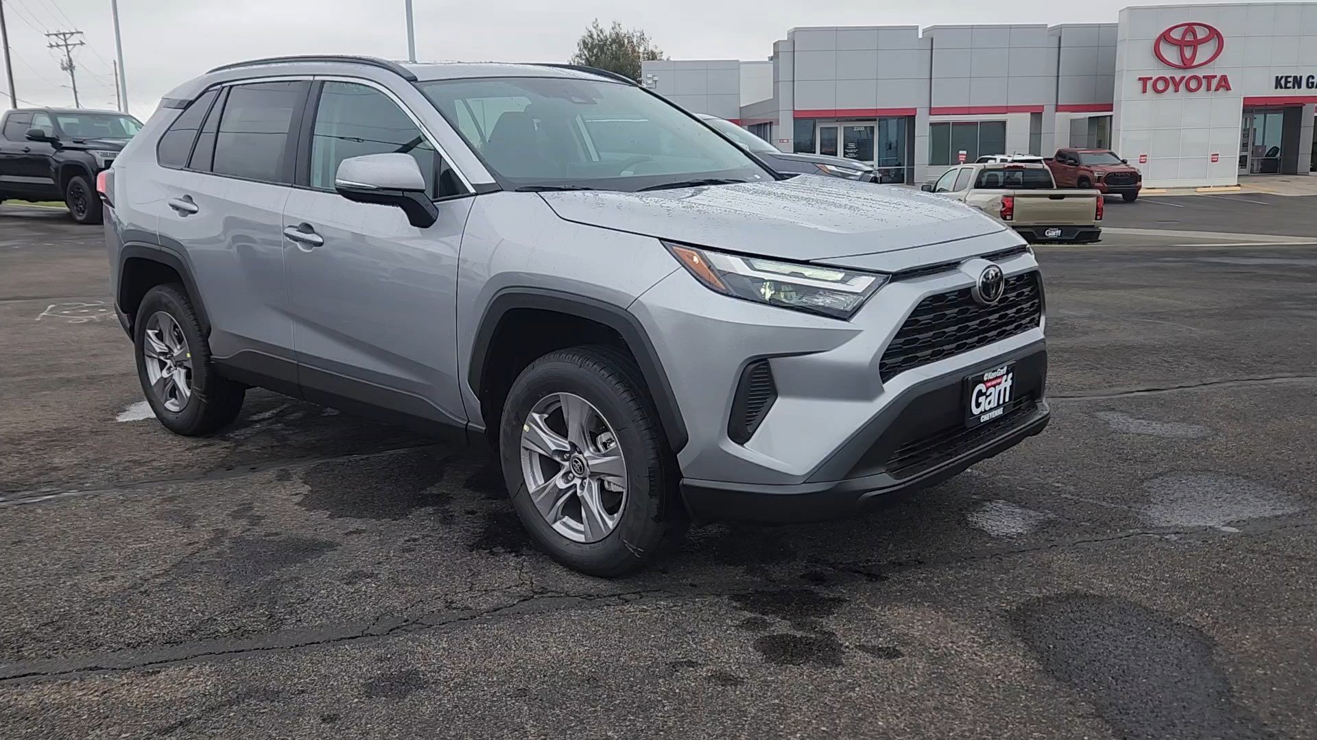 2025 Toyota RAV4 XLE photo 4