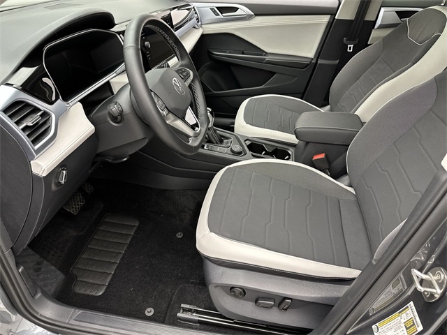 2025 Volkswagen Taos SE photo 3