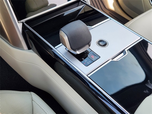 2025 Land Rover Range Rover SE photo 11