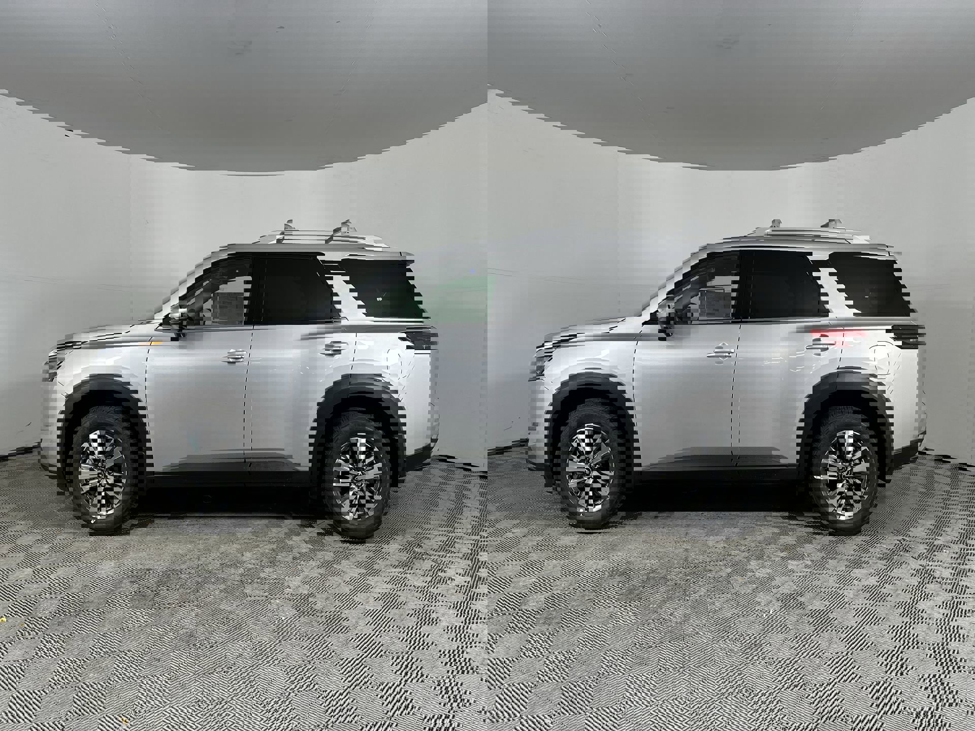 2025 Nissan Pathfinder SL photo 2