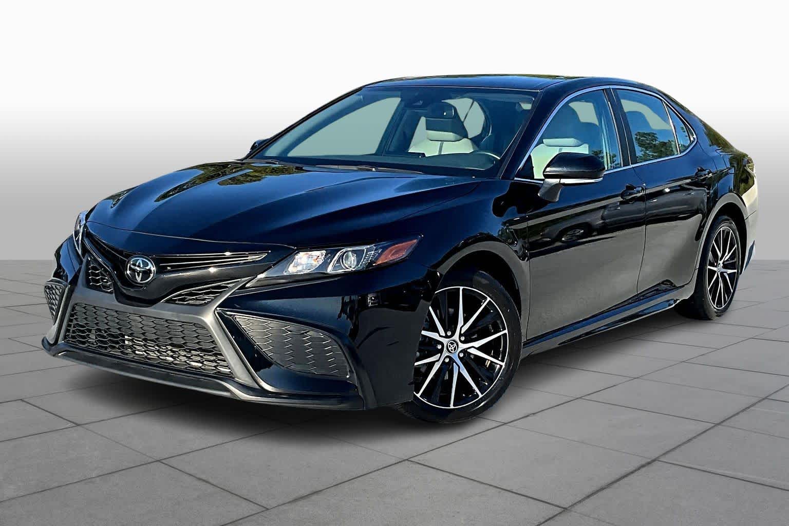 2023 Toyota Camry SE's photo