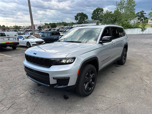 2025 Jeep Grand Cherokee Limited photo 2